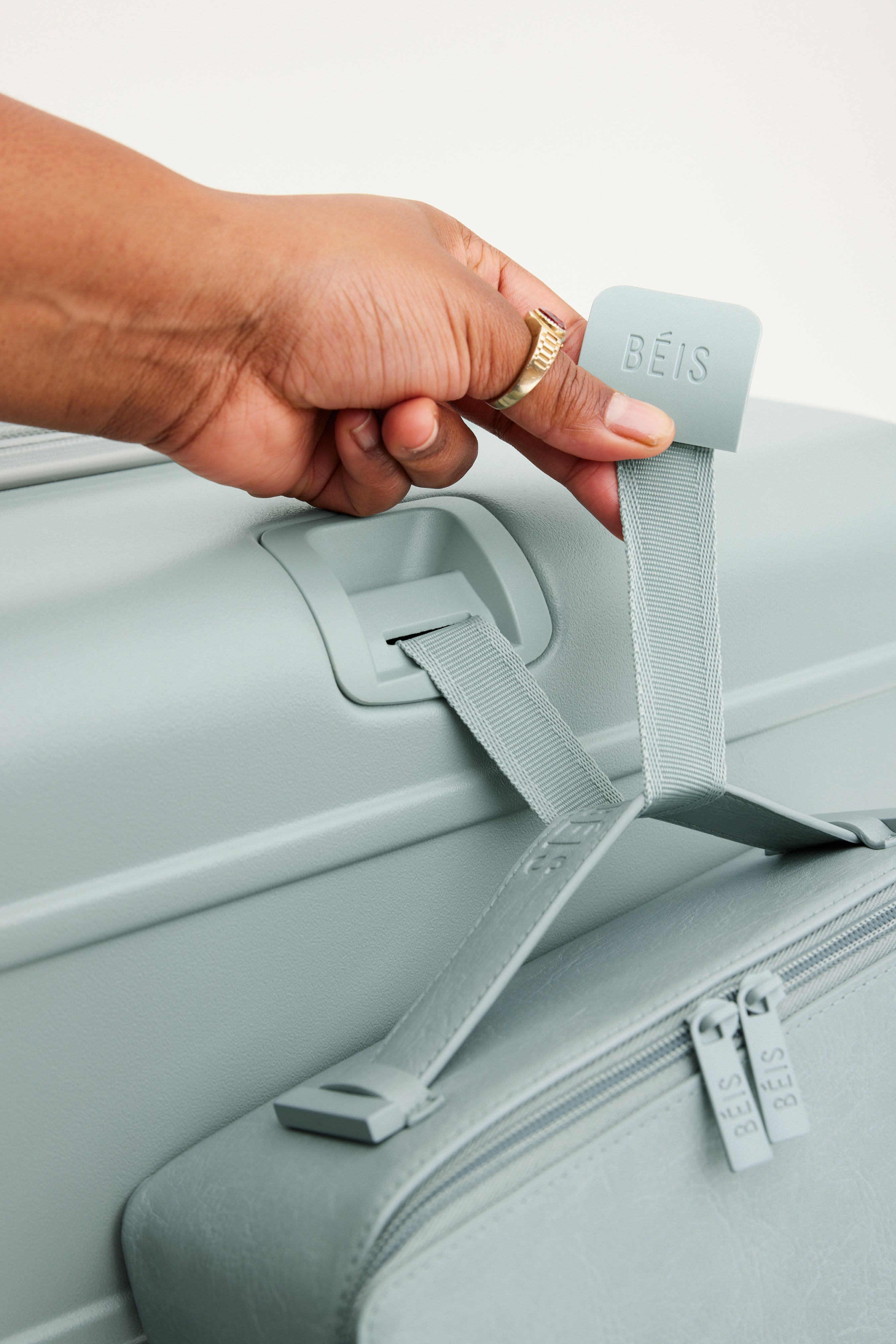 Resale The Medium Check-In Roller in Slate